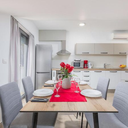 Stunning Apartment In Pjescana Uvala With Wifi Luaran gambar
