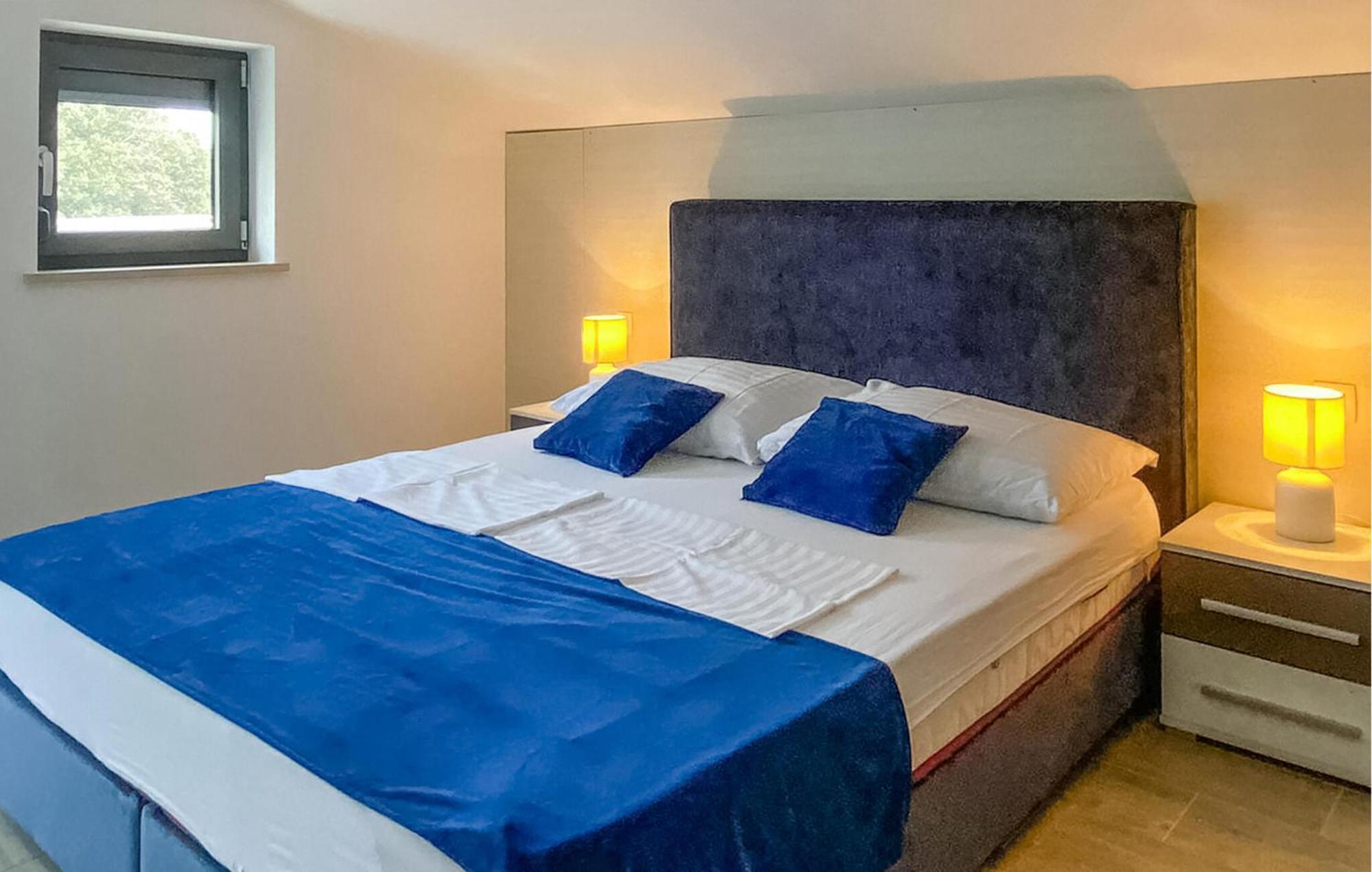Stunning Apartment In Pjescana Uvala With Wifi Luaran gambar