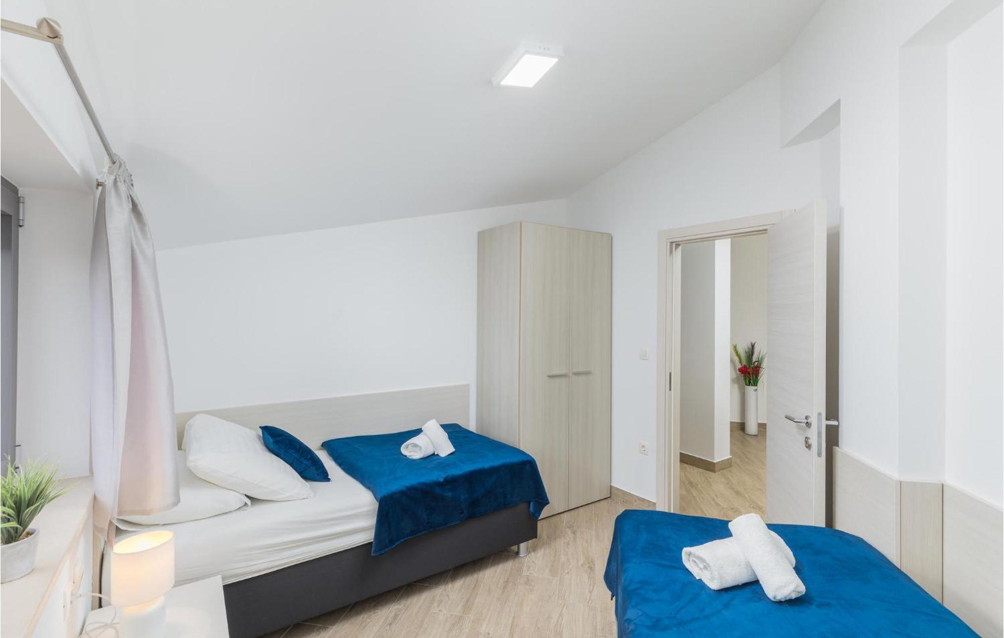 Stunning Apartment In Pjescana Uvala With Wifi Luaran gambar
