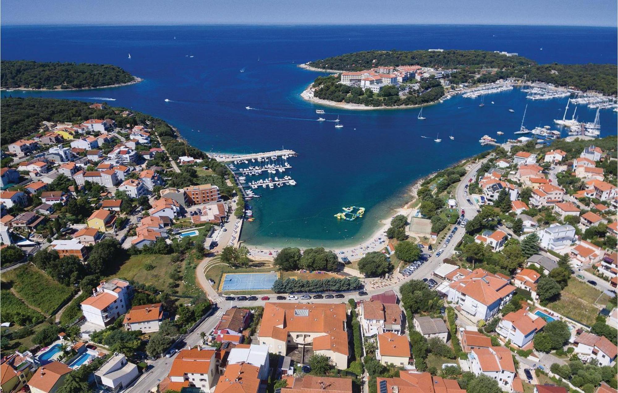 Stunning Apartment In Pjescana Uvala With Wifi Luaran gambar