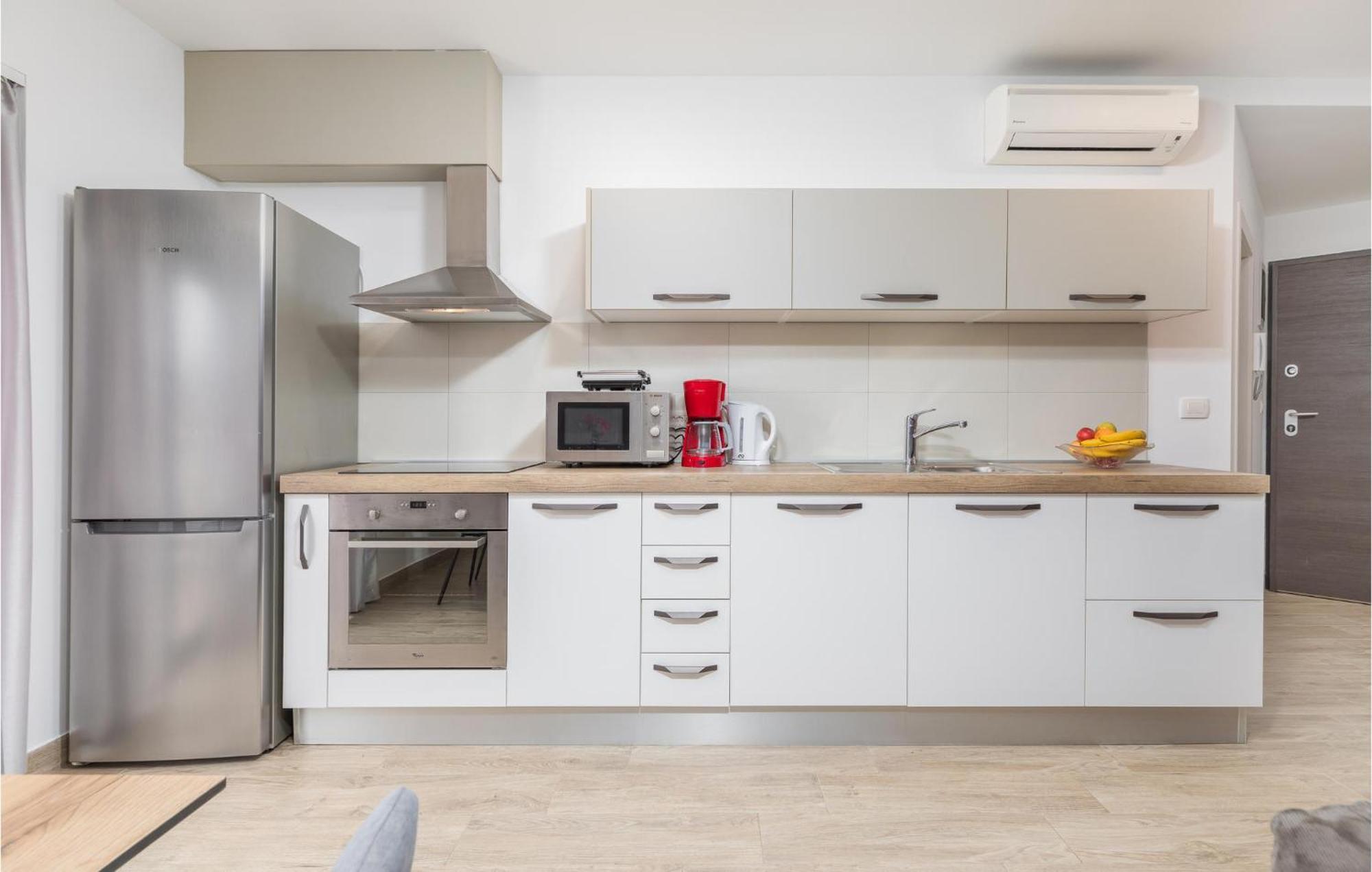 Stunning Apartment In Pjescana Uvala With Wifi Luaran gambar