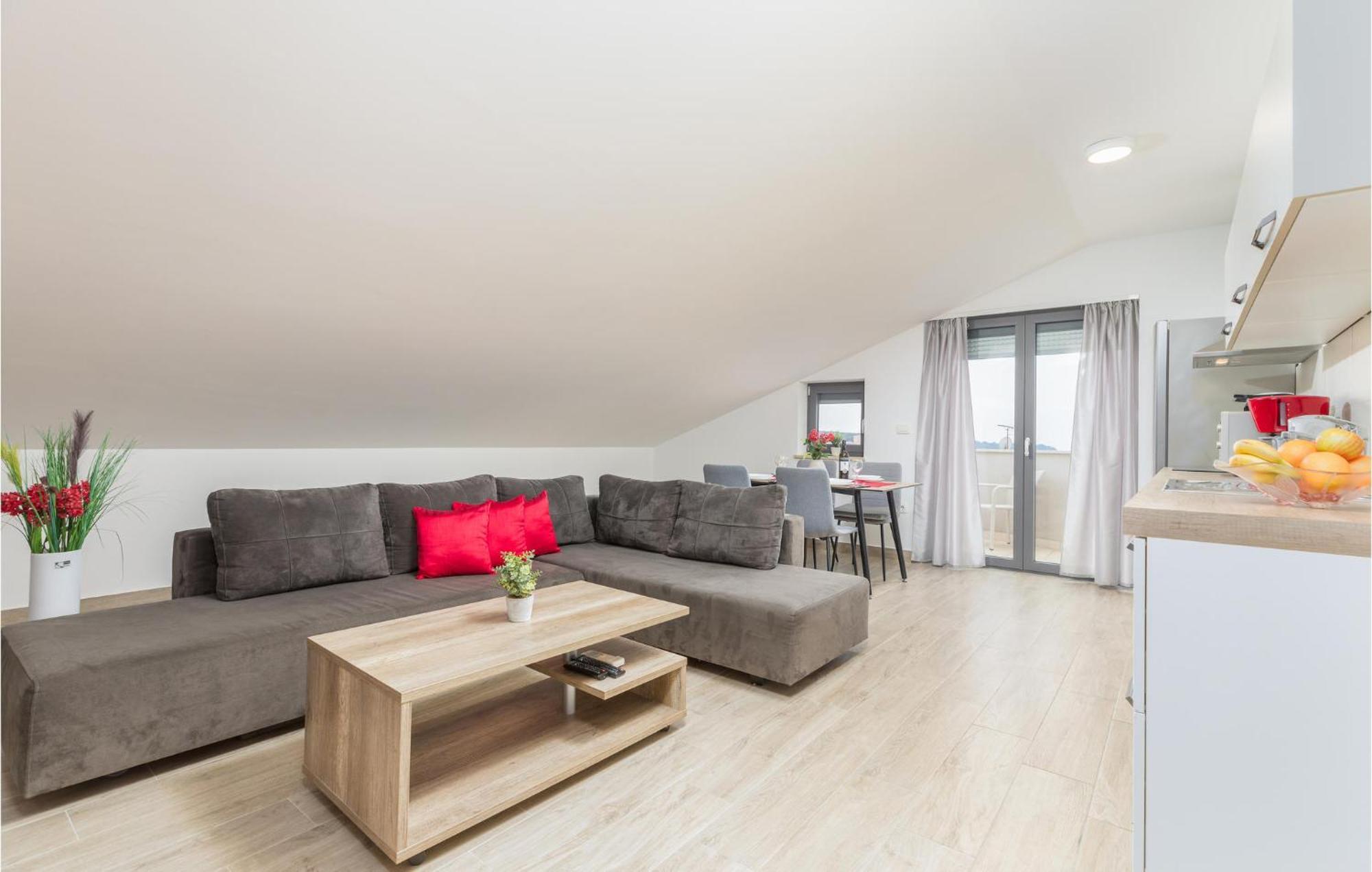 Stunning Apartment In Pjescana Uvala With Wifi Luaran gambar