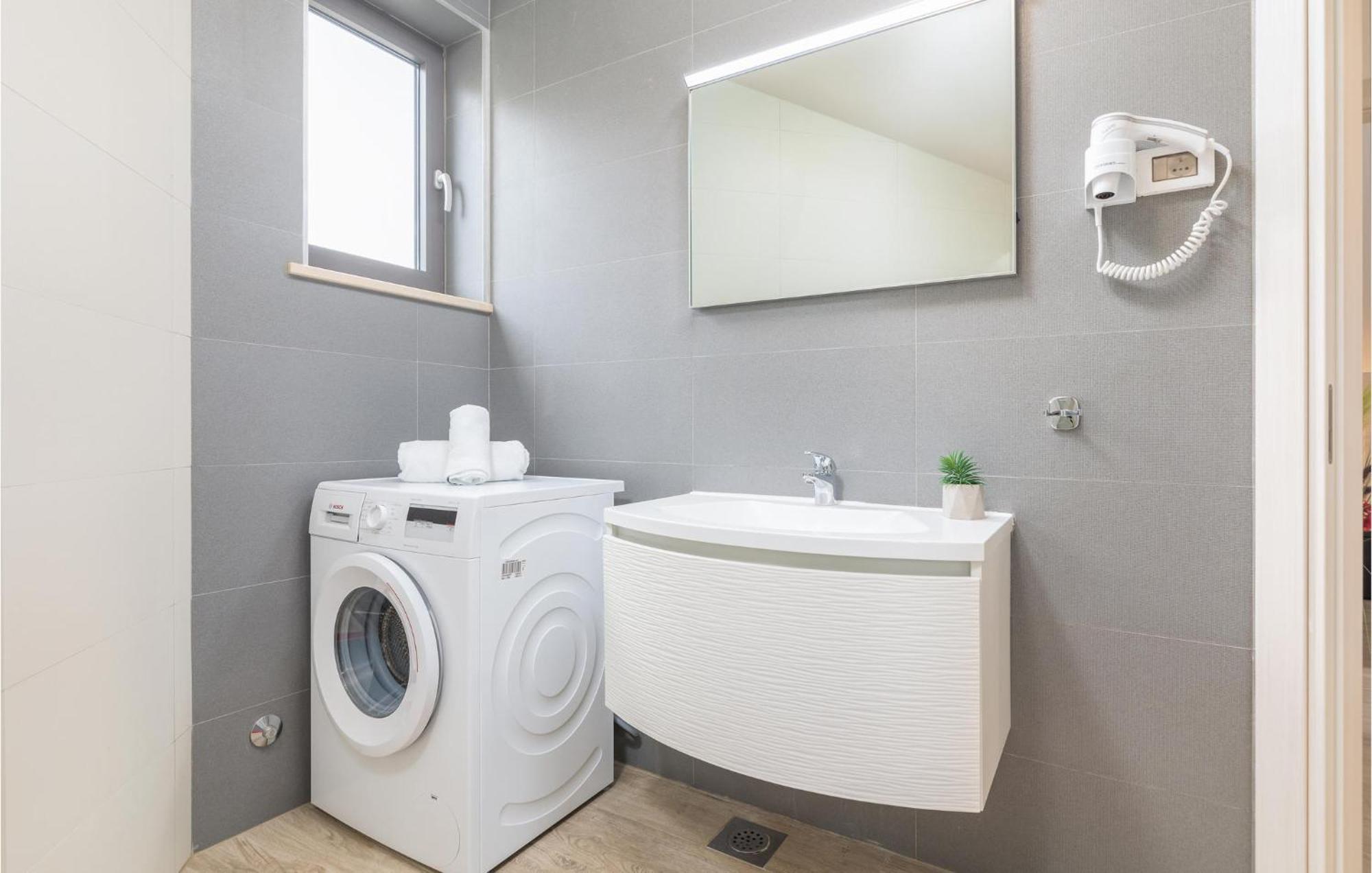 Stunning Apartment In Pjescana Uvala With Wifi Luaran gambar