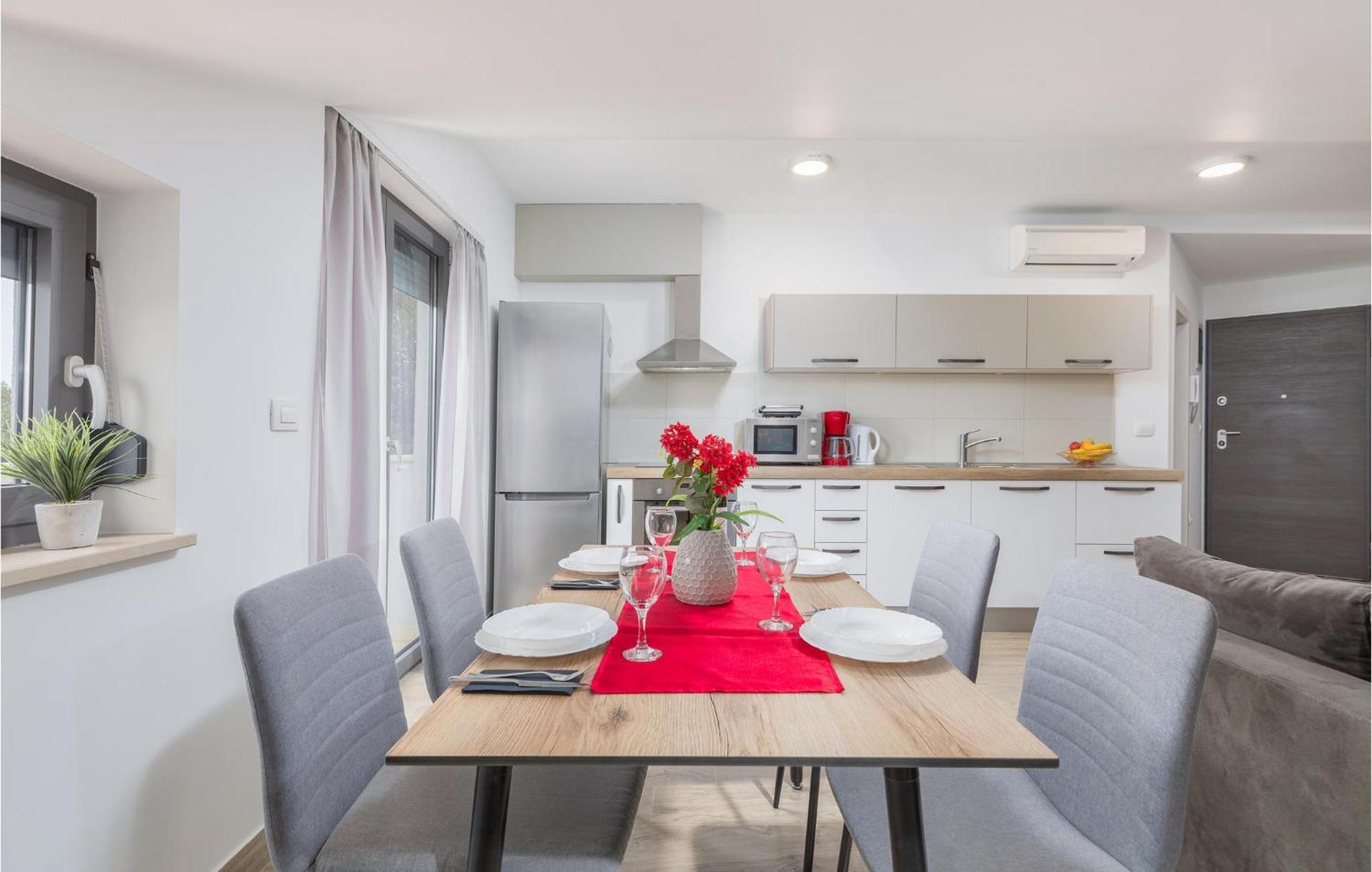 Stunning Apartment In Pjescana Uvala With Wifi Luaran gambar