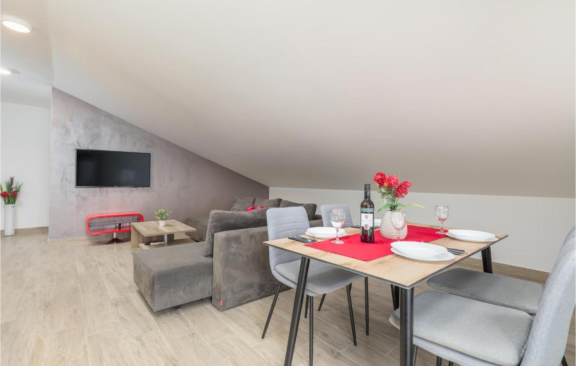 Stunning Apartment In Pjescana Uvala With Wifi Luaran gambar