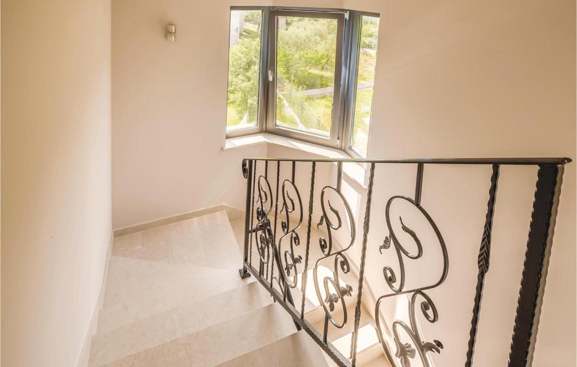 Stunning Apartment In Pjescana Uvala With Wifi Luaran gambar